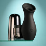 Playboy Pleasure THE JET SET - SUCKER - Black 10.3 cm Sucking Stimulator with Rechargeable Charging Case - Image 2