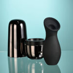Playboy Pleasure THE JET SET - SUCKER - Black 10.3 cm Sucking Stimulator with Rechargeable Charging Case - Image 3