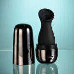 Playboy Pleasure THE JET SET - SUCKER - Black 10.3 cm Sucking Stimulator with Rechargeable Charging Case - Image 4